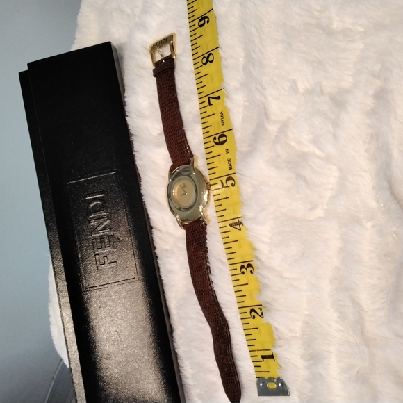 Authentic Ladies FENDI watch with box - Picture 7 of 9